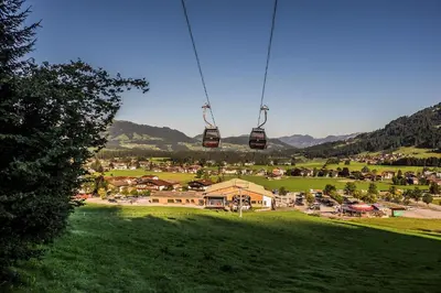Ein allgemeiner Bergblick oder ein Berglick von des Aparthotels aus
