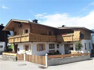 Das Gebäude in dem sich das Ferienhaus befindet