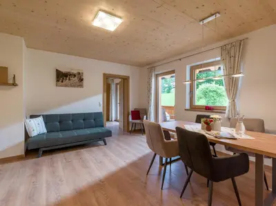 Ein Sitzbereich in der Unterkunft Appartements Bichldorf