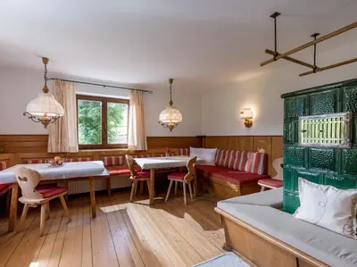 Ein Sitzbereich in der Unterkunft Appartements Bichldorf