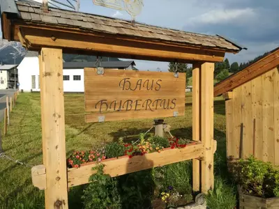 Ein Garten an der Unterkunft Haus Hubertus