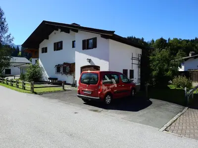 Das Gebäude in dem sich das Ferienhaus befindet