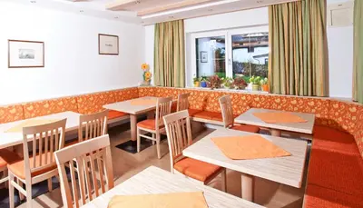 Ein Restaurant oder anderes Speiselokal in der Unterkunft Gästehaus Roland