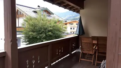 Ein allgemeiner Bergblick oder ein Berglick von des Aparthotels aus
