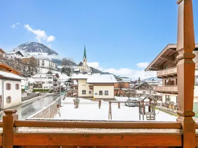 Ein allgemeiner Bergblick oder ein Berglick von des Aparthotels aus