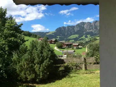 Ein allgemeiner Bergblick oder ein Berglick von des Chalets aus