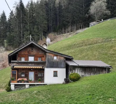 Das Gebäude in dem sich das Ferienhaus befindet
