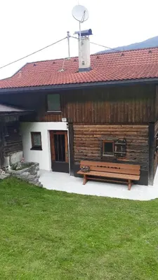 Das Gebäude in dem sich das Ferienhaus befindet