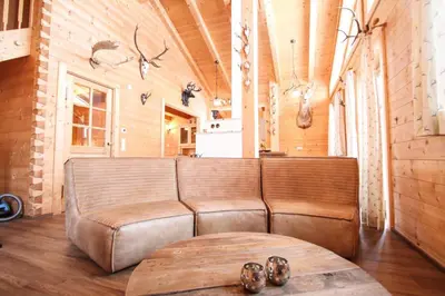 Ein Sitzbereich in der Unterkunft Chalet Königsleiten 174