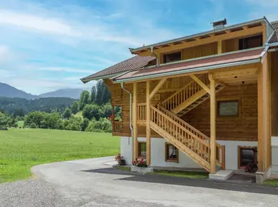 Ein allgemeiner Bergblick oder ein Berglick von des Bauernhofs aus