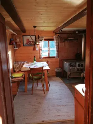 Ein Sitzbereich in der Unterkunft Almhütte Andrea