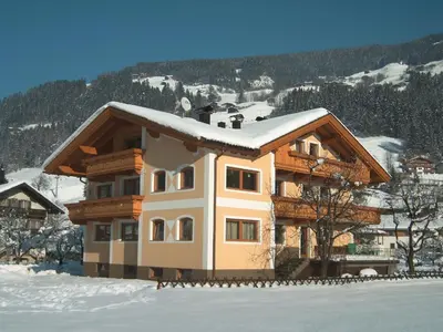 Ein allgemeiner Bergblick oder ein Berglick von des Privatzimmers aus