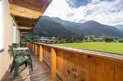 Ein allgemeiner Bergblick oder ein Berglick von des Privatzimmers aus