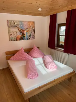 Ein Bett oder Betten in einem Zimmer der Unterkunft Der Waidachhof Zillertal