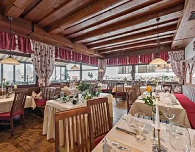Ein Restaurant oder anderes Speiselokal in der Unterkunft Café-Restaurant Bettina