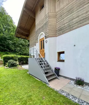 Ein Garten an der Unterkunft Apartment Moosbach
