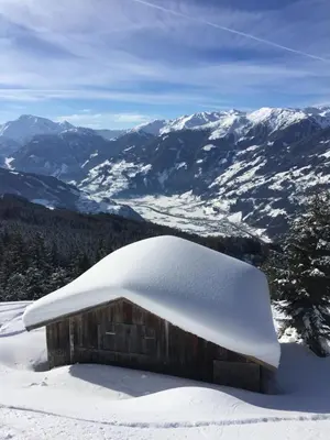 Ein allgemeiner Bergblick oder ein Berglick von des Ferienhauses aus