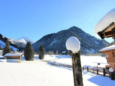 Ein allgemeiner Bergblick oder ein Berglick von des Chalets aus