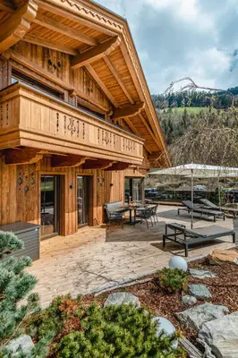 Ein allgemeiner Bergblick oder ein Berglick von des Aparthotels aus