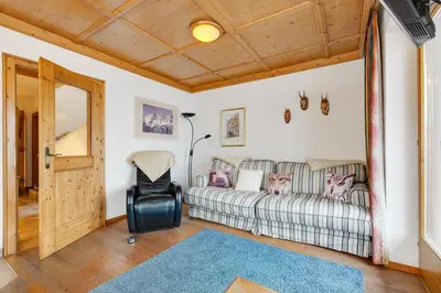 Ein Sitzbereich in der Unterkunft Ski in - Ski out Panoramaferienhaus Breitmoos neben Mittelstation