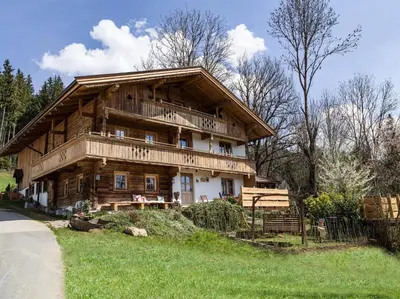 Das Gebäude in dem sich der Bauernhof befindet