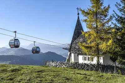 Ein allgemeiner Bergblick oder ein Berglick von des Bauernhofs aus