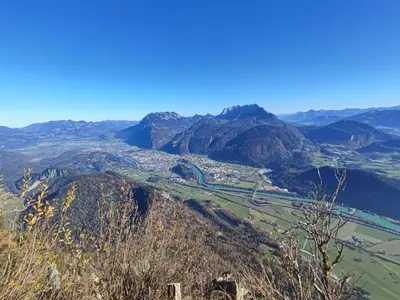 Ein allgemeiner Bergblick oder ein Berglick von des Bauernhofs aus