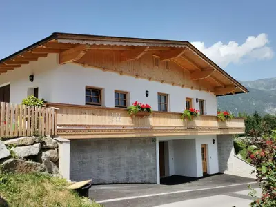 Ein allgemeiner Bergblick oder ein Berglick von des Ferienhauses aus