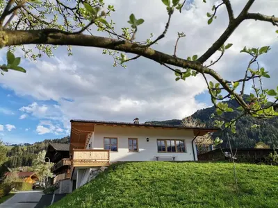 Das Gebäude in dem sich das Ferienhaus befindet