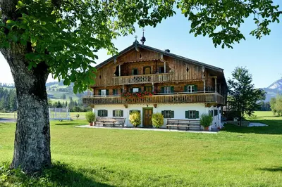 Das Gebäude in dem sich das Ferienhaus befindet