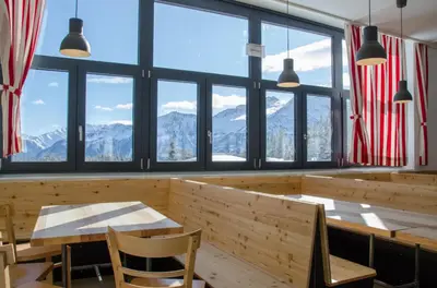 Ein allgemeiner Bergblick oder ein Berglick von des Hotels aus