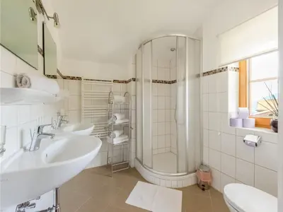 Ein Badezimmer in der Unterkunft Lovely Apartment in Hainzenberg next to Forest