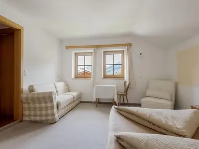 Ein Sitzbereich in der Unterkunft Lovely Apartment in Hainzenberg next to Forest
