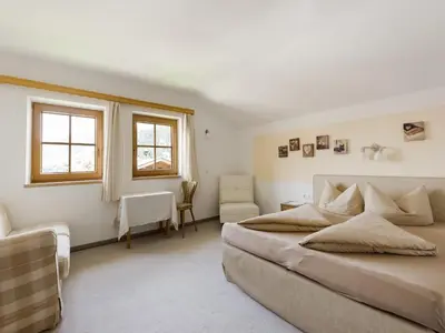 Ein Sitzbereich in der Unterkunft Lovely Apartment in Hainzenberg next to Forest