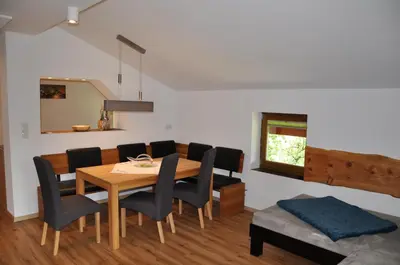 Ein Sitzbereich in der Unterkunft Ferienwohnung Staudach, Apartment
