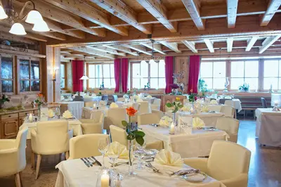 Ein Restaurant oder anderes Speiselokal in der Unterkunft Hotel Neuhaus