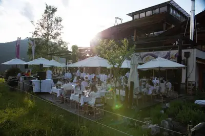 Ein Restaurant oder anderes Speiselokal in der Unterkunft Holzhotel Forsthofalm