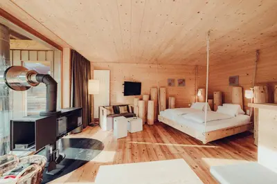 Ein Bett oder Betten in einem Zimmer der Unterkunft Holzhotel Forsthofalm