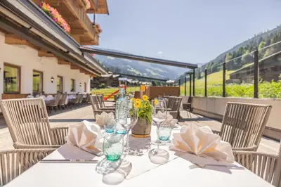 Ein allgemeiner Bergblick oder ein Berglick von des Hotels aus