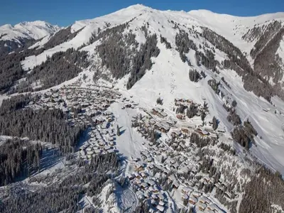 Ein allgemeiner Bergblick oder ein Berglick von des Chalets aus