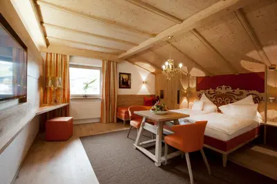 Ein Bett oder Betten in einem Zimmer der Unterkunft Geniesserhotel Minglers Sportalm 4 Sterne Superior