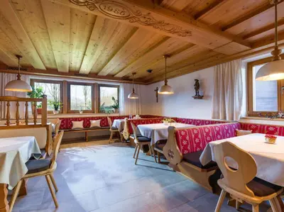 Ein Sitzbereich in der Unterkunft Gästehaus Hofer