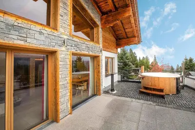 Das Gebäude in dem sich das Chalet befindet