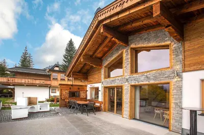 Das Gebäude in dem sich das Chalet befindet