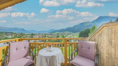 Ein allgemeiner Bergblick oder ein Berglick von des Aparthotels aus