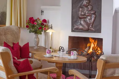 Ein Sitzbereich in der Unterkunft Gartenhotel Rosenhof bei Kitzbühel