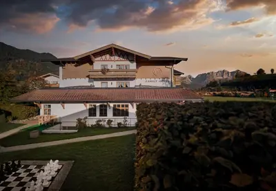 Ein allgemeiner Bergblick oder ein Berglick von des Hotels aus