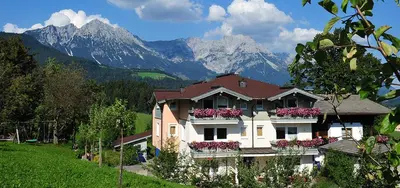 Ein allgemeiner Bergblick oder ein Berglick von des Bed & Breakfasts aus