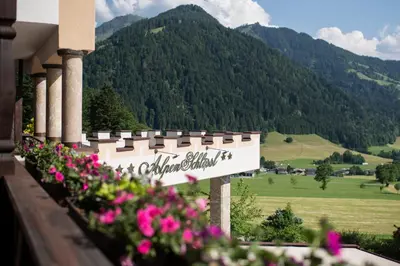 Ein allgemeiner Bergblick oder ein Berglick von des Hotels aus
