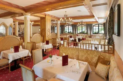 Ein Restaurant oder anderes Speiselokal in der Unterkunft Hotel AlpenSchlössl